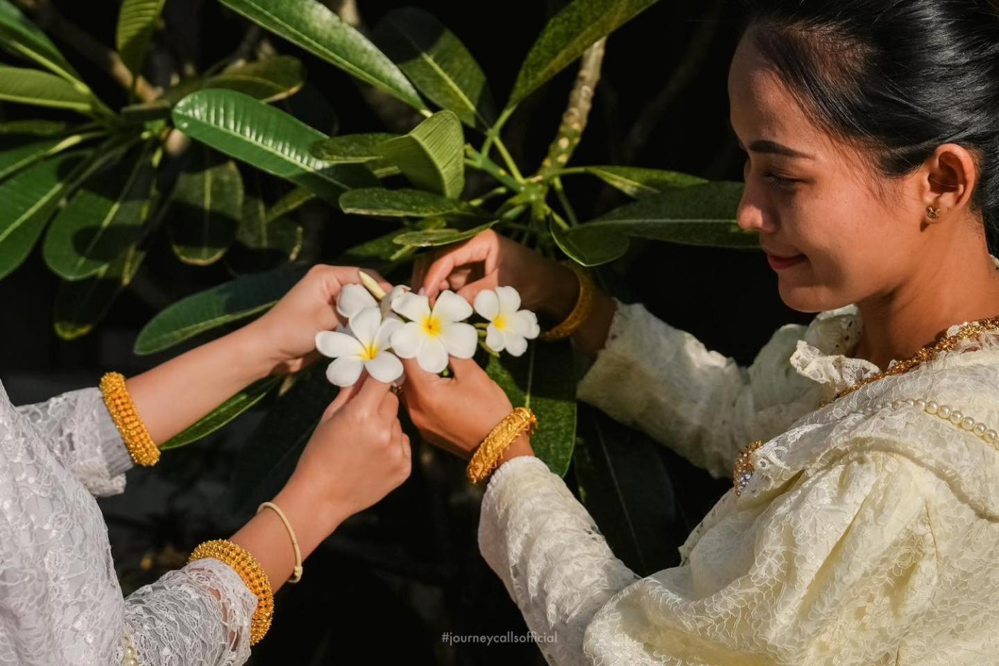 Le Resort And Villas Rawai Экстерьер фото Thai woman wearing traditional Thai dress
